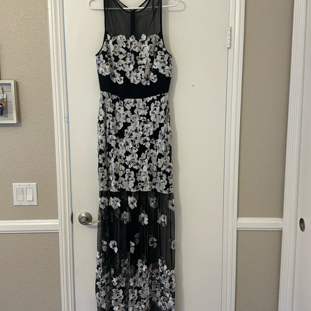 Nicole Miller - Size 8 Black And White Floral Gown